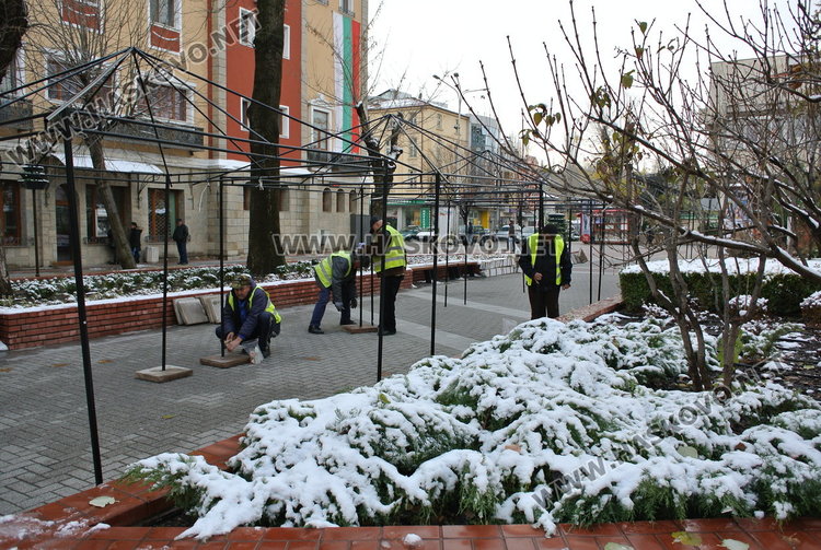 последни приготовления по монтажа на базара, който ще бъде отворен утре