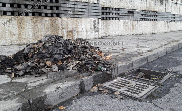 Извадиха тонове боклук от уличните шахти в Хасково