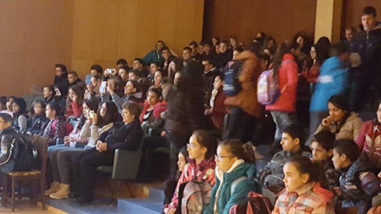 Ансамбъл „Родопа” представя богатството на родния ни фолклор пред ученици от смолянски училища