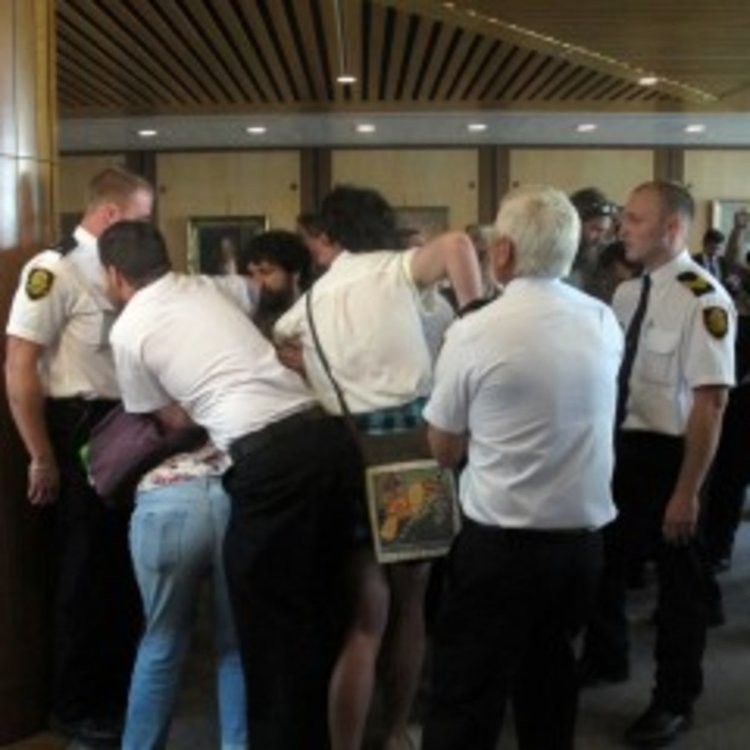 Демонстранти се залепиха с лепило в парламента на Австралия