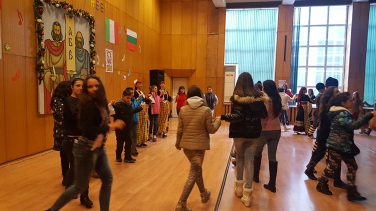 Ансамбъл „Родопа” представя богатството на родния ни фолклор пред ученици от смолянски училища
