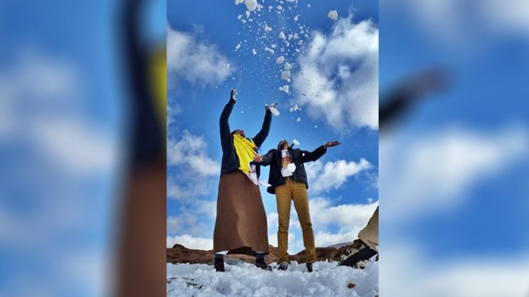 Необичайно: сняг покри пустинята в Саудитска Арабия