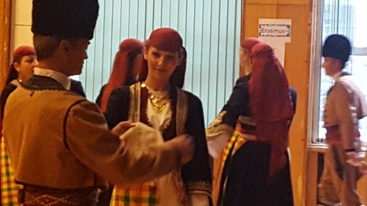 Ансамбъл „Родопа” представя богатството на родния ни фолклор пред ученици от смолянски училища