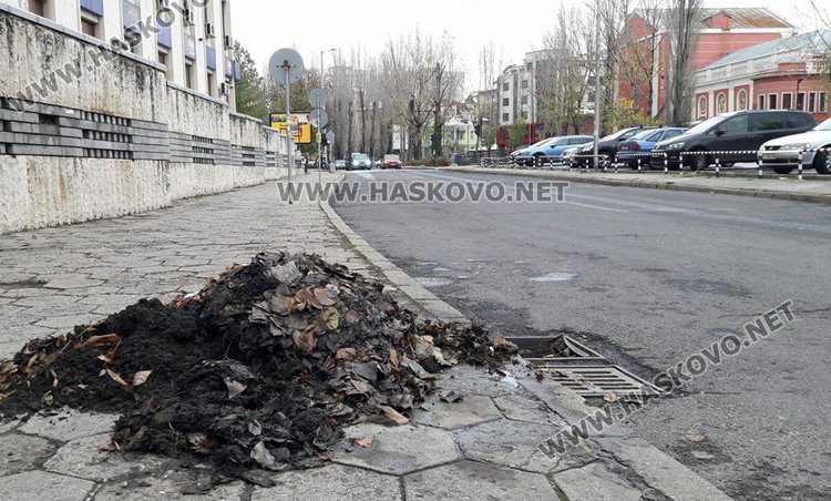 Извадиха тонове боклук от уличните шахти в Хасково