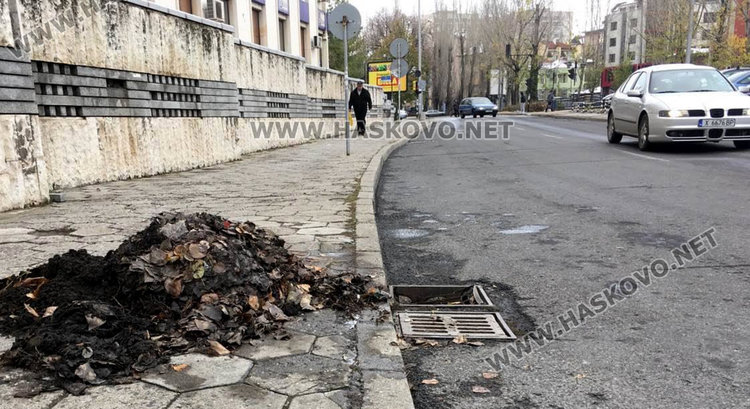 Извадиха тонове боклук от уличните шахти в Хасково