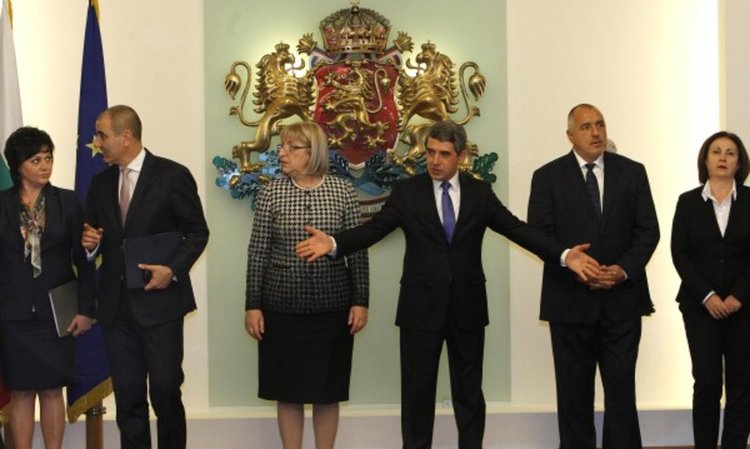 Мандатни сметки за власт: ГЕРБ и БСП го връщат, взимат го...