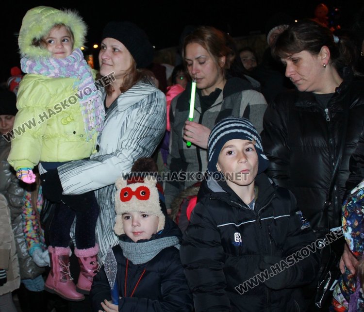 Димитровград посрещна Дядо Коледа и звездата от Детската Евровизия Лидия Ганева