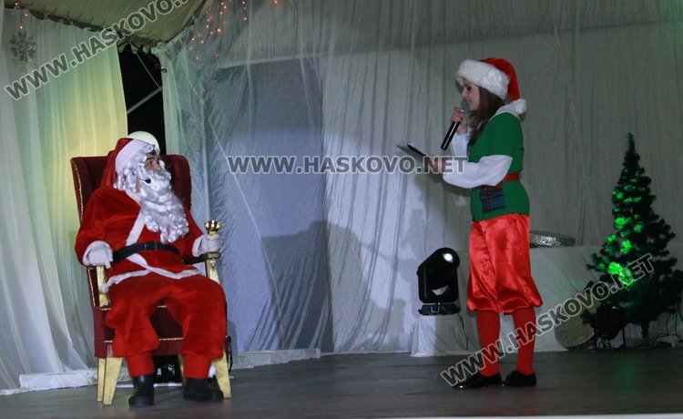 Димитровград посрещна Дядо Коледа и звездата от Детската Евровизия Лидия Ганева