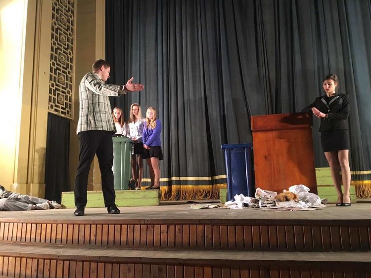 Седма подред премиера представи снощи в кино "Химик" театрална школа "Апропо" към Детски и младежки център.