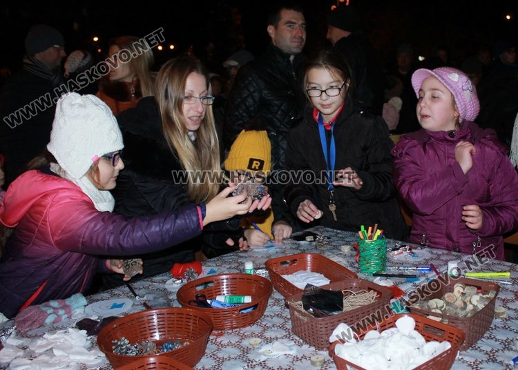 Димитровград посрещна Дядо Коледа и звездата от Детската Евровизия Лидия Ганева