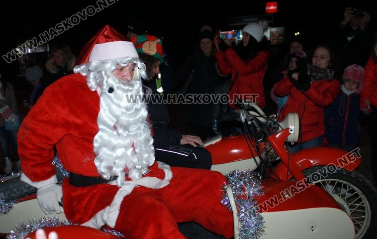 Димитровград посрещна Дядо Коледа и звездата от Детската Евровизия Лидия Ганева