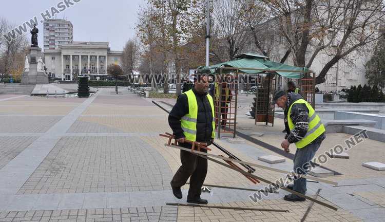 Украса за елхата и мед за душата - първи на Коледния базар