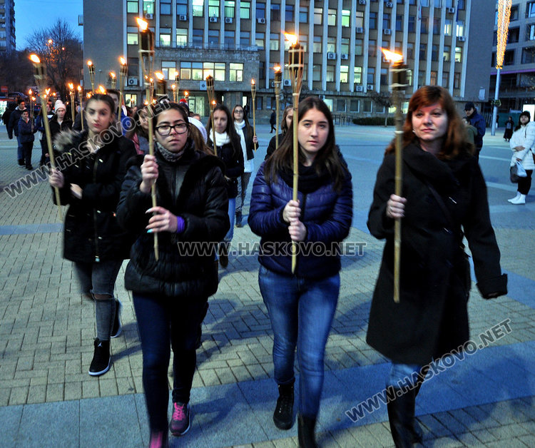 40 младежи с факелно шествие в Хасково за жертвите на СПИН