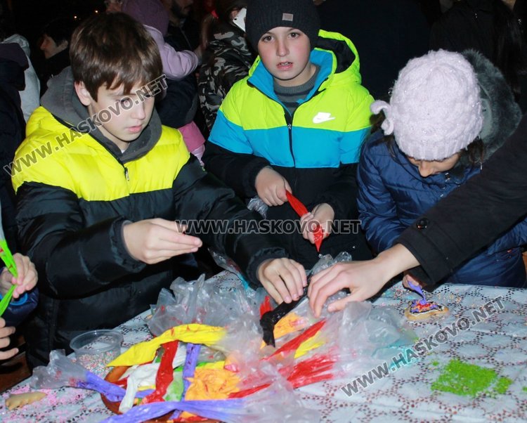 Димитровград посрещна Дядо Коледа и звездата от Детската Евровизия Лидия Ганева