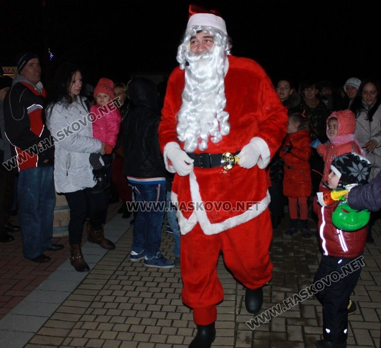 Димитровград посрещна Дядо Коледа и звездата от Детската Евровизия Лидия Ганева