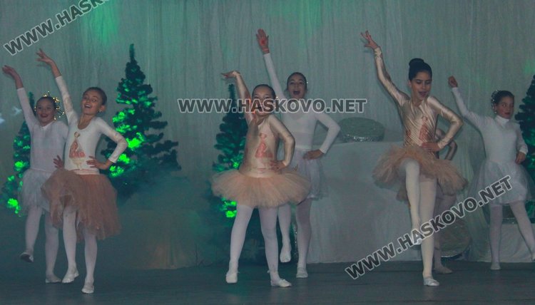 Димитровград посрещна Дядо Коледа и звездата от Детската Евровизия Лидия Ганева