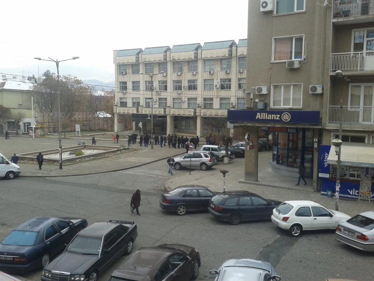 Датчик вдигна на крак Данъчното,стотина служители бяха евакуирани за минута