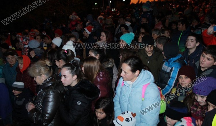 Димитровград посрещна Дядо Коледа и звездата от Детската Евровизия Лидия Ганева