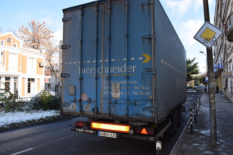 Наглостта на кърджалийските шофьори е безмерна,в центъра незаконно се паркират и тирове