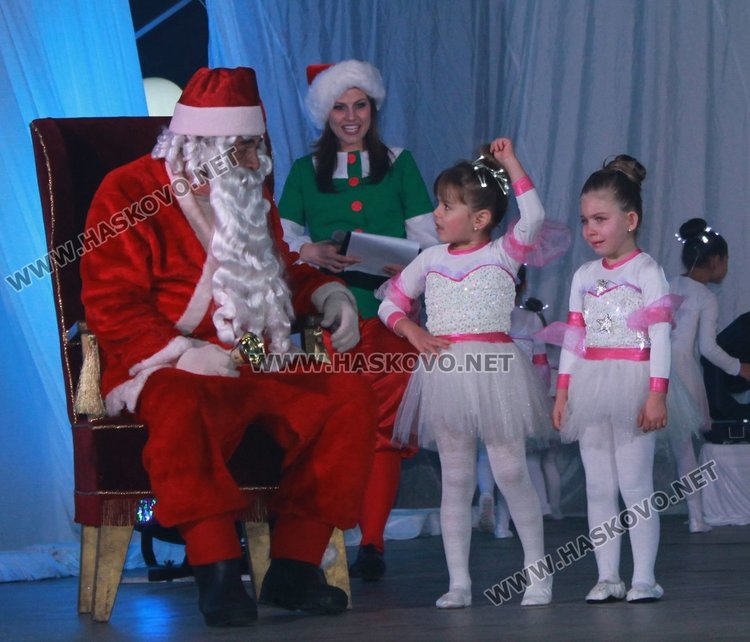 Димитровград посрещна Дядо Коледа и звездата от Детската Евровизия Лидия Ганева