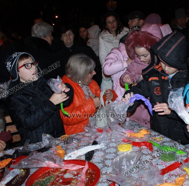 Димитровград посрещна Дядо Коледа и звездата от Детската Евровизия Лидия Ганева