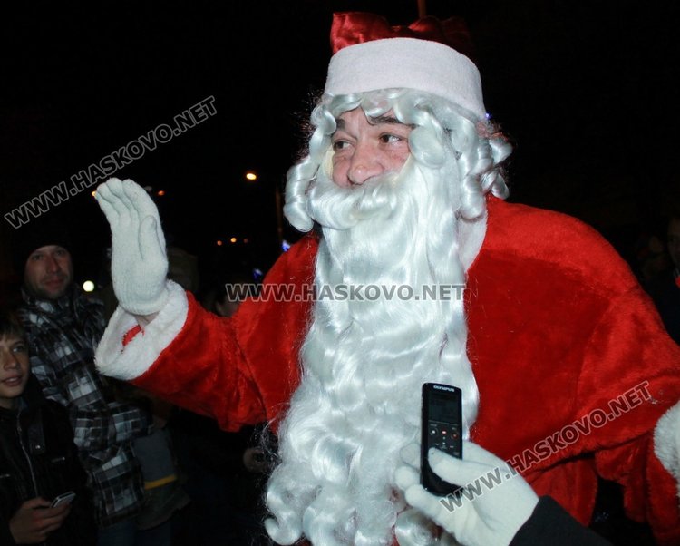 Димитровград посрещна Дядо Коледа и звездата от Детската Евровизия Лидия Ганева