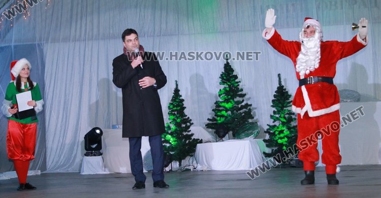 Димитровград посрещна Дядо Коледа и звездата от Детската Евровизия Лидия Ганева