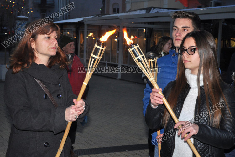 40 младежи с факелно шествие в Хасково за жертвите на СПИН