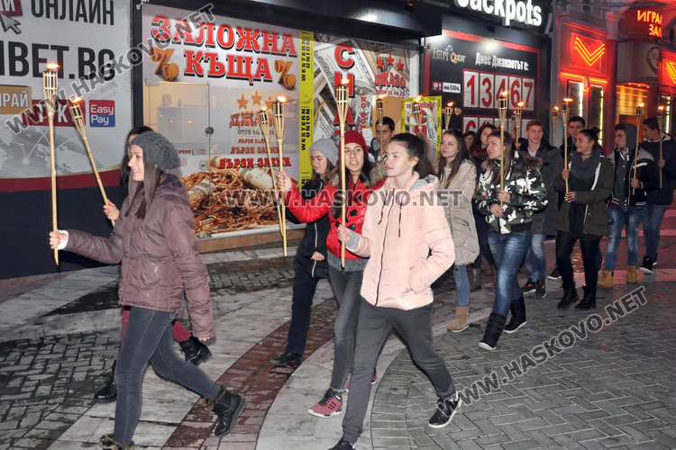 40 младежи с факелно шествие в Хасково за жертвите на СПИН