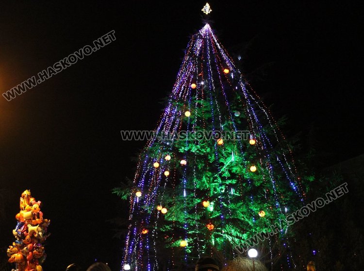 Димитровград посрещна Дядо Коледа и звездата от Детската Евровизия Лидия Ганева