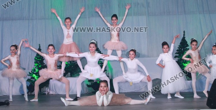 Димитровград посрещна Дядо Коледа и звездата от Детската Евровизия Лидия Ганева