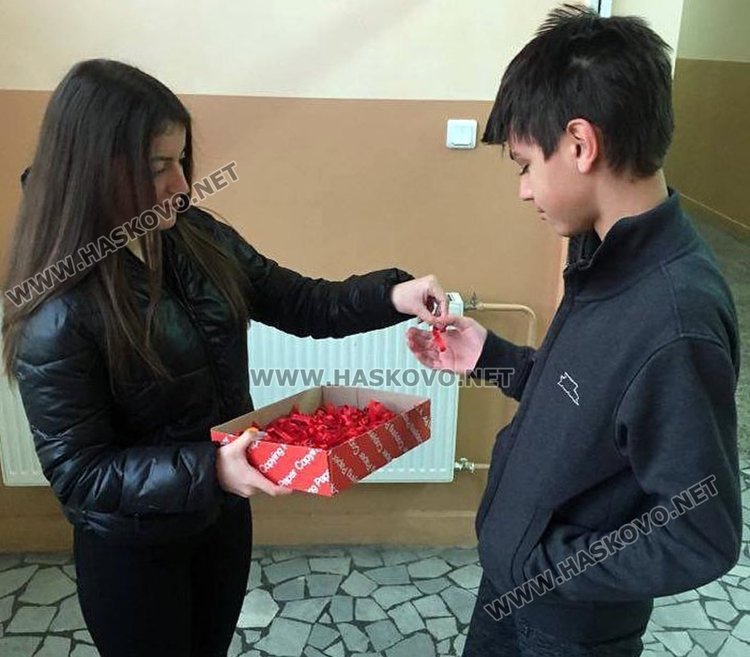 Червени панделки срещу СПИН раздават в Езиковата в Хасково