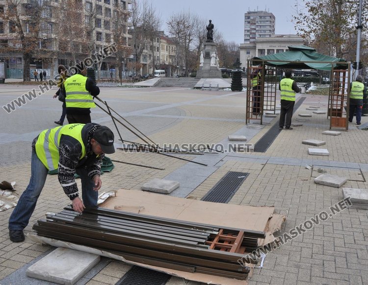 Украса за елхата и мед за душата - първи на Коледния базар