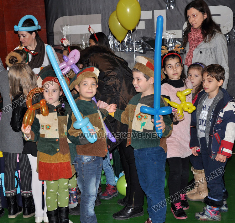 Деца превзеха зала “Дружба” и завихриха весел купон