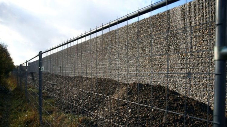 Жителите на малък град край Мюнхен строят стена, за да се изолират от бежанците