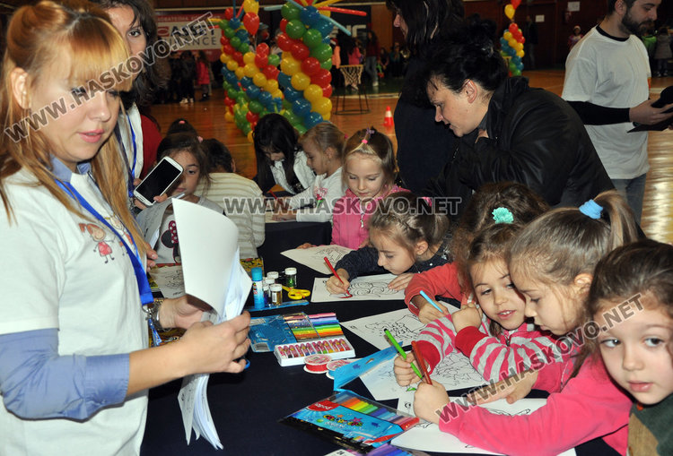 Деца превзеха зала “Дружба” и завихриха весел купон