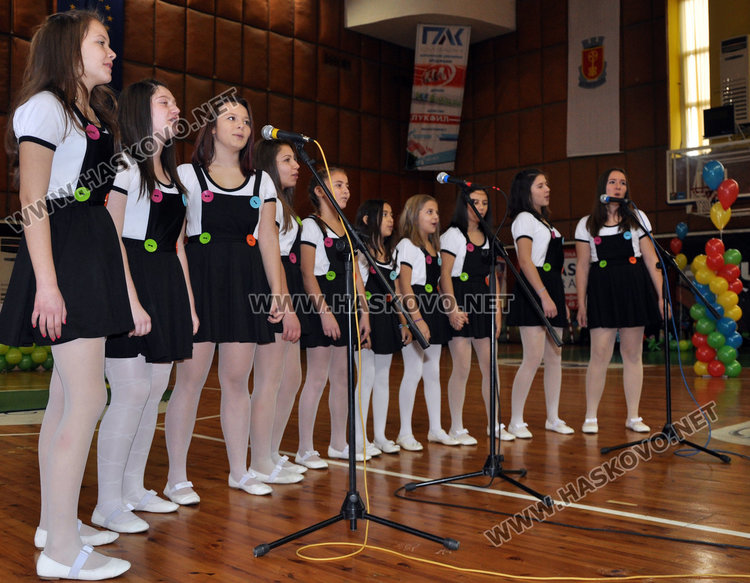 Деца превзеха зала “Дружба” и завихриха весел купон