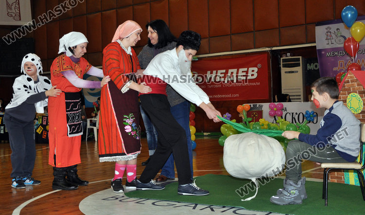 Деца превзеха зала “Дружба” и завихриха весел купон