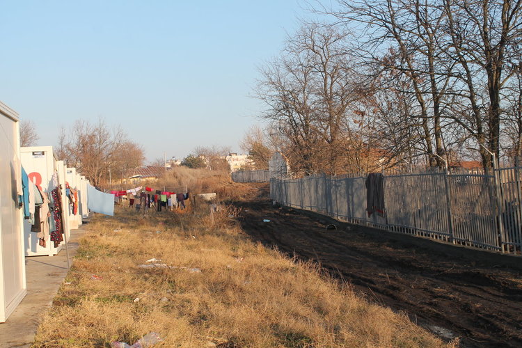 Завършиха 3-метровата ограда на лагера в Харманли 
