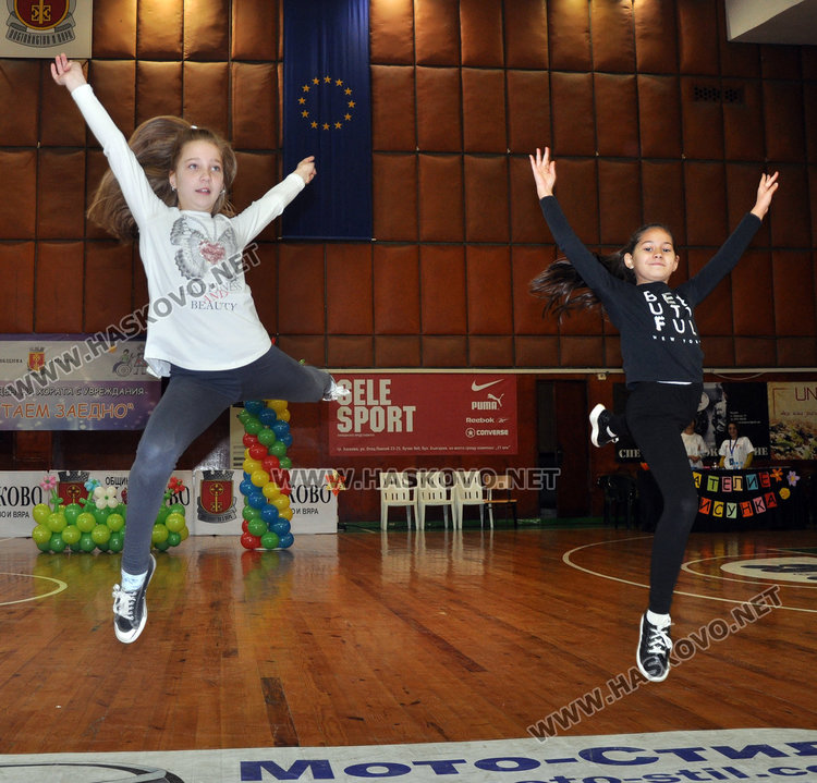 Деца превзеха зала “Дружба” и завихриха весел купон