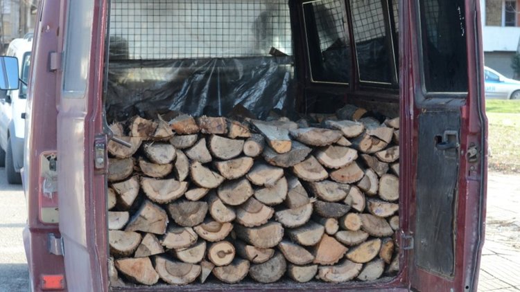 Разследват двама от Смолян, превозвали около 2 кубика незаконни дърва