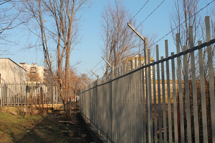 Завършиха 3-метровата ограда на лагера в Харманли 