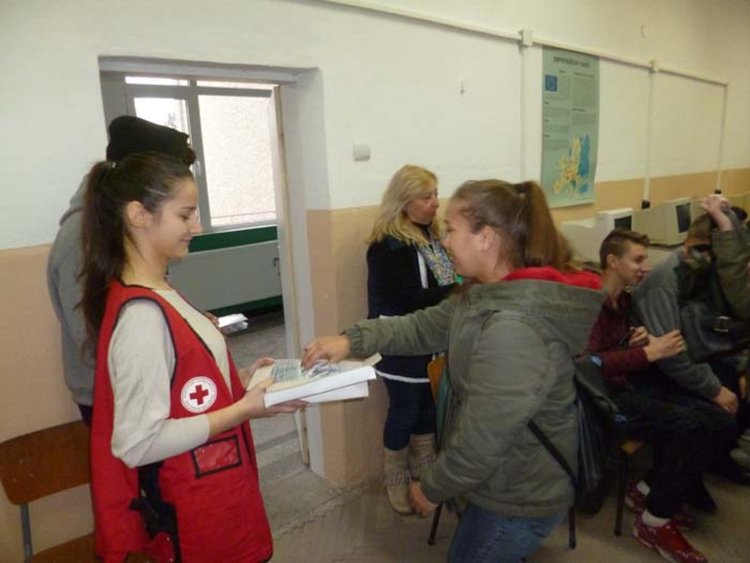 И младите червенокръстци с акции в Световния ден срещу ХИВ/СПИН