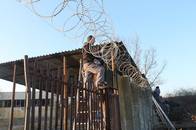 Завършиха 3-метровата ограда на лагера в Харманли 