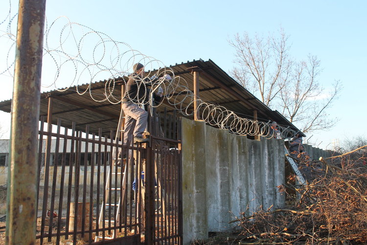 Завършиха 3-метровата ограда на лагера в Харманли 