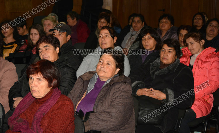 Искат трудови договори за приемните родители, а не граждански