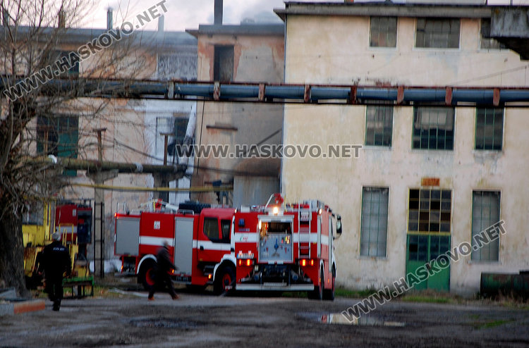 Горя маслобойната в Харманли, 14 пожарникари я гасиха