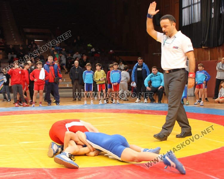 Над 140 състезатели мерят сили в турнира по борба в Димитровград