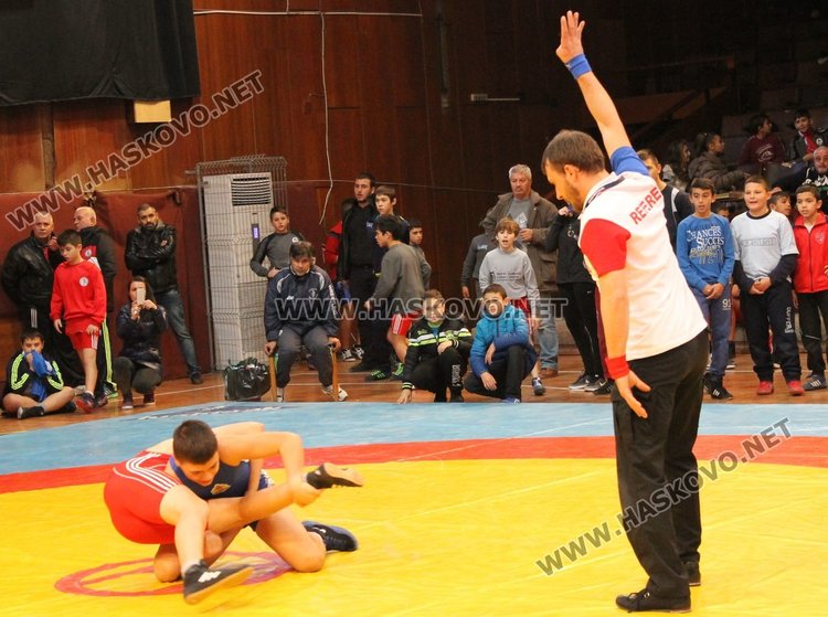 Кристиян Димов (със синия екип) спечели купата на името на Еньо вълчев