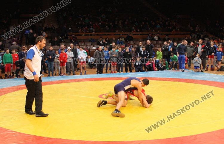 Над 140 състезатели мерят сили в турнира по борба в Димитровград